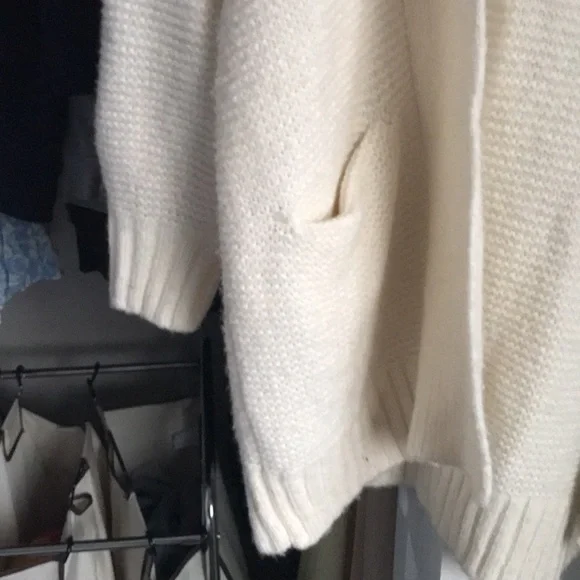 Aritzia Babaton I-OI Cardi Sweater, never worn - Picture 6 of 7